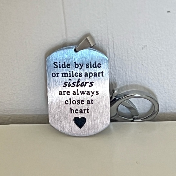 Sisters Keychain - Picture 2 of 5